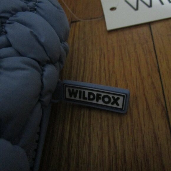 WILDFOX Blue Cloud Quilted Sling Pack flower flower puffer NWT backpack - Picture 4 of 11